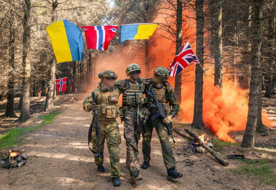 Ukrainske soldater får opptrening av norske instruktører i
Storbritannia i operasjon Interflex. Etter 4 dager med feltøvelse måtte soldatene gjennomføre en mestringsløype som bestod av blant annet gjørmeløype, sanitet, drone- og fiendeangrep. Til slutt fikk de gå gjennom målområdet og ble møtt med flagg, røyk og jubel.