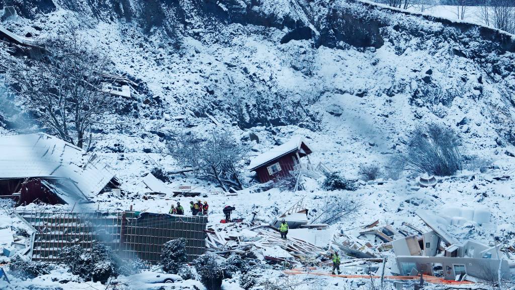 Redningsmannskaper nede i rasfeltet under søk og redningsarbeidet forbindelse med jordraset på Gjerdrum.