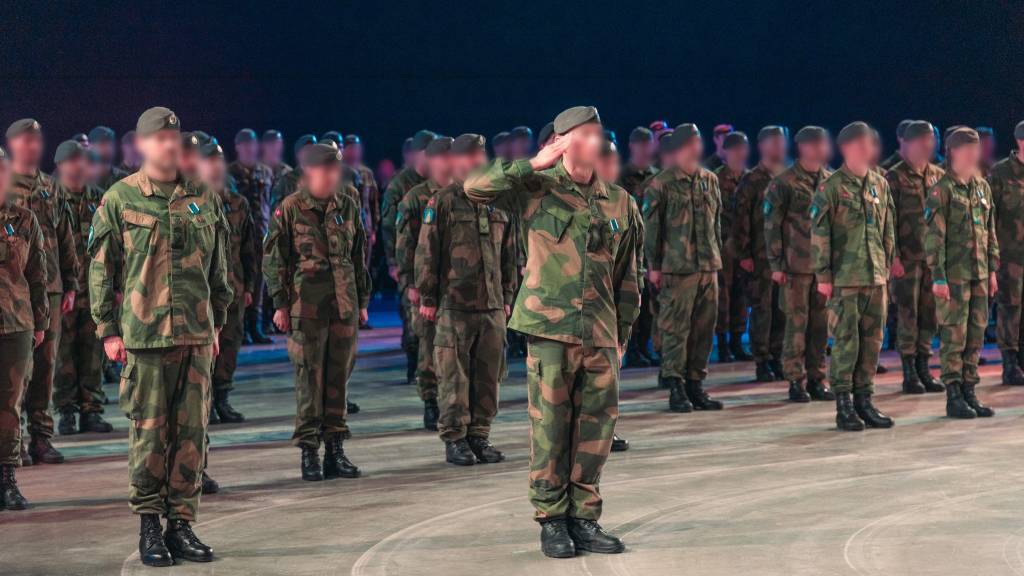 Instruktører fra Interflex kontigent fem fikk møte familien igjen og utdelt medalje for internasjonal innsats av sjef Heimevernet, generalmajor Frode Ommundsen.
