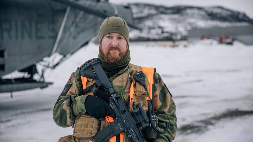 HV-soldat fra Hinnøya HV-område holder vakt på Stangnesbasen i Harstad, mens matriell lastes av fartøyet MV Cape Race. 
