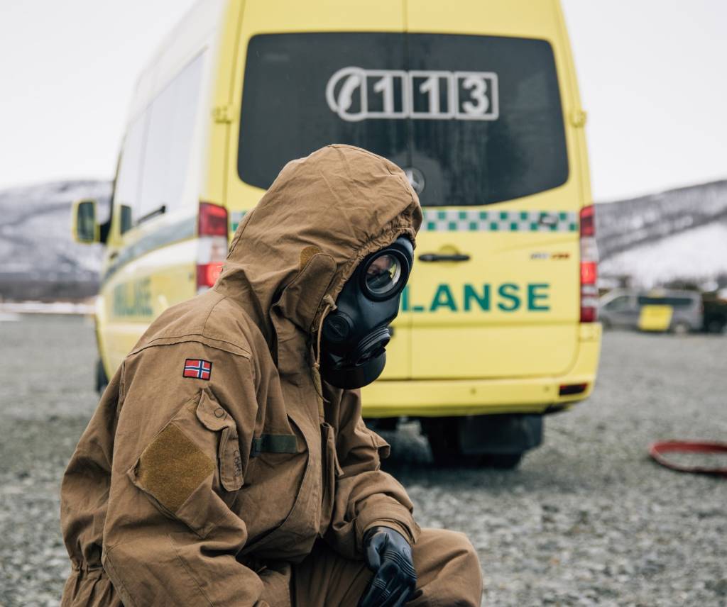 Forsvarets CBRN kapasiteter og sivile ambulansetjenester fra Universitets sykehuset til Nord-Norge benyttet muligheten til å trene samvirke og løse oppdrag under oppholdet av det amerikanske reaktordrevnet Ubåten, USS New Mexico på Grøtsund.  *** Local Caption *** The Norwegian Armed Forces and civilian ambulance services from the University Hospital of Northern Norway used the opportunity to practice during the stay of the Submarine US Navy, USS New Mexico, at Grøtsund.