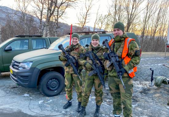 Tuva Povenius, Ine Arvola og Lars Broks Mikko er tre av åtte nye vaktsoldater i HV-16.