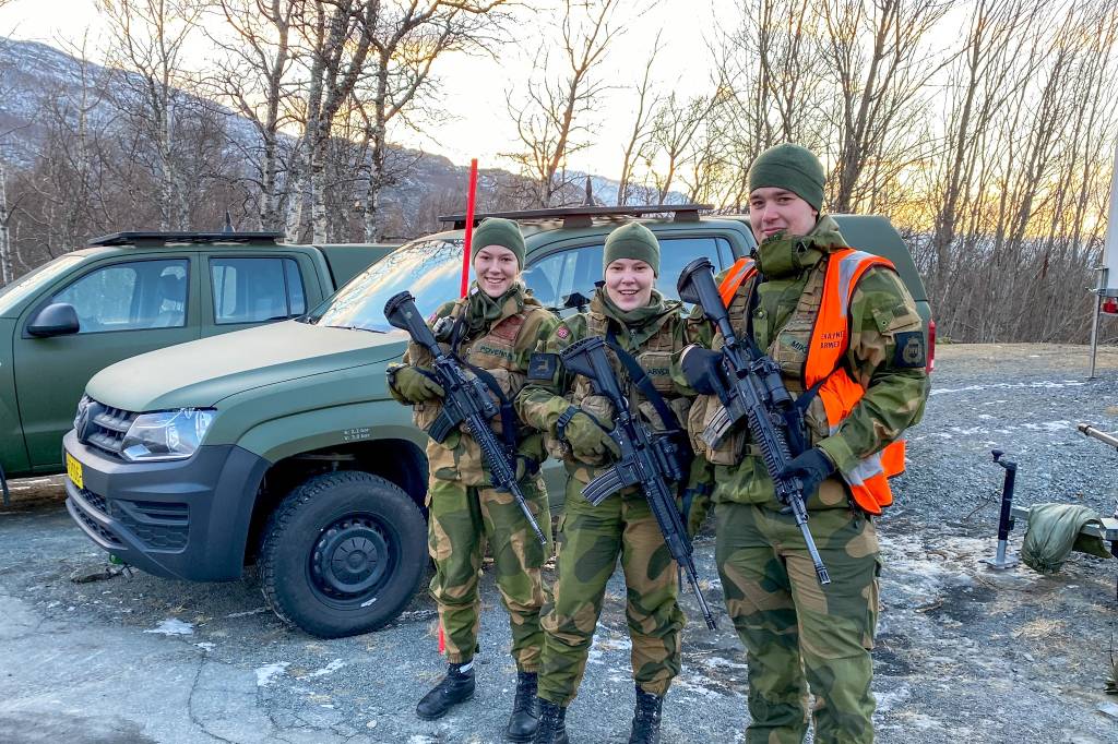 Tuva Povenius, Ine Arvola og Lars Broks Mikko er tre av åtte nye vaktsoldater i HV-16.