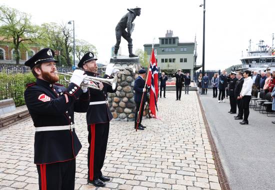 Musikere fra Forsvarets Stabsmusikkorps under kransenedleggelse på Normandieplassen ved Akershus festning under Frigjørings- og Veterandagen 2024