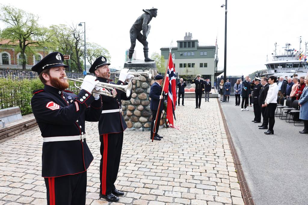 Musikere fra Forsvarets Stabsmusikkorps under kransenedleggelse på Normandieplassen ved Akershus festning under Frigjørings- og Veterandagen 2024