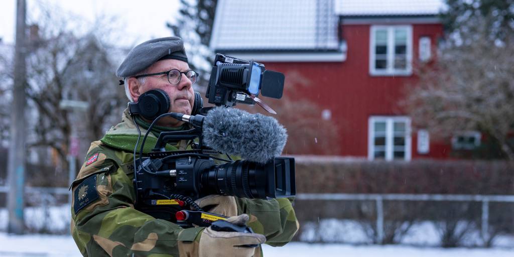 Bernhard Pausett feirer uniform på jobben dagen som Filmfotograf/filmprodusent.