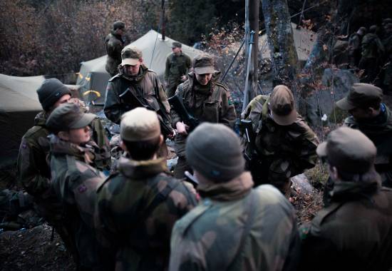 Heimeverns-ungdommen i Agder og Rogaland hadde en øvelse i Vatneleiren, hvor de trente på sanitet, kart og kompass, håndtering av våpen og bivuakktjeneste.
