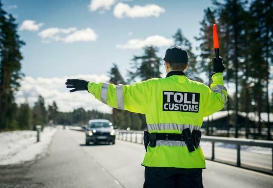 Her blir biler vinket inn til tollkontroll på Magnormoen tollstasjon.
