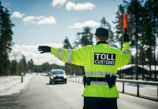 Her blir biler vinket inn til tollkontroll på Magnormoen tollstasjon.