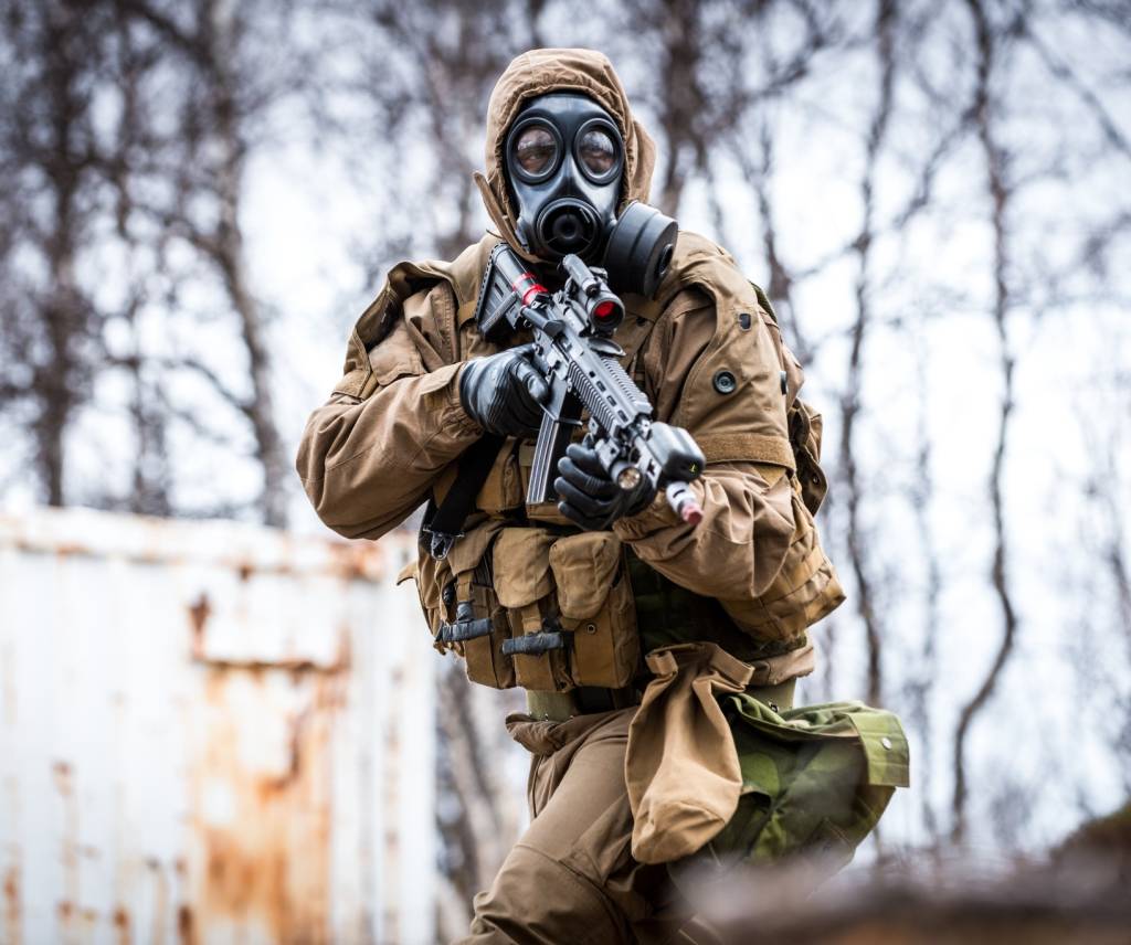 En av Hærens CBRN-spesialister på øvelse. De vervede soldatene i Brigade Nords CBRN-rekognoseringsgruppe tilhører Ingeniørbataljonens Ingeniørkompani 4. // Norwegian Army CBRN specialist on an exercise in Troms county.