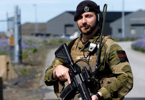 Oscar Løvås fra vakt og sikkring på Keflavik basen etter under Iceland Air Policing (IAP) på Island / Oscar Løvås secure Keflavik base during Iceland Air Policing (IAP) at Iceland
