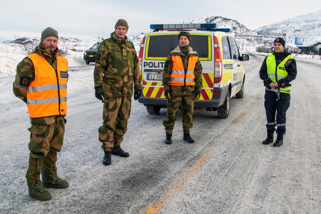 TILBAKE: HV-soldat Tom-Erik Larsen, områdesjef Tor Einar Olaussen og Roy Robertsen fra Ofoten HV-område sammen med politibetjent Lise Øyen på Bjørnfjell grensestasjon nord i Nordland fylke.