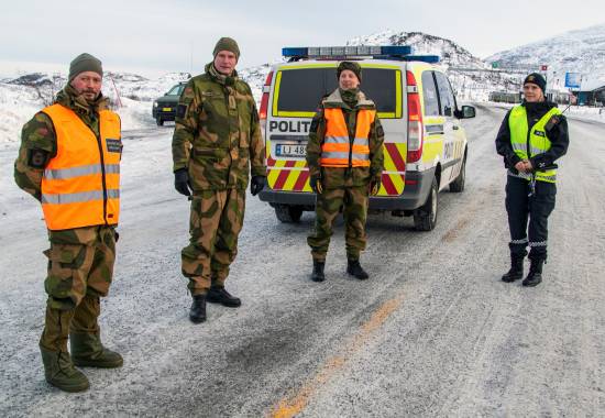 TILBAKE: HV-soldat Tom-Erik Larsen, områdesjef Tor Einar Olaussen og Roy Robertsen fra Ofoten HV-område sammen med politibetjent Lise Øyen på Bjørnfjell grensestasjon nord i Nordland fylke.