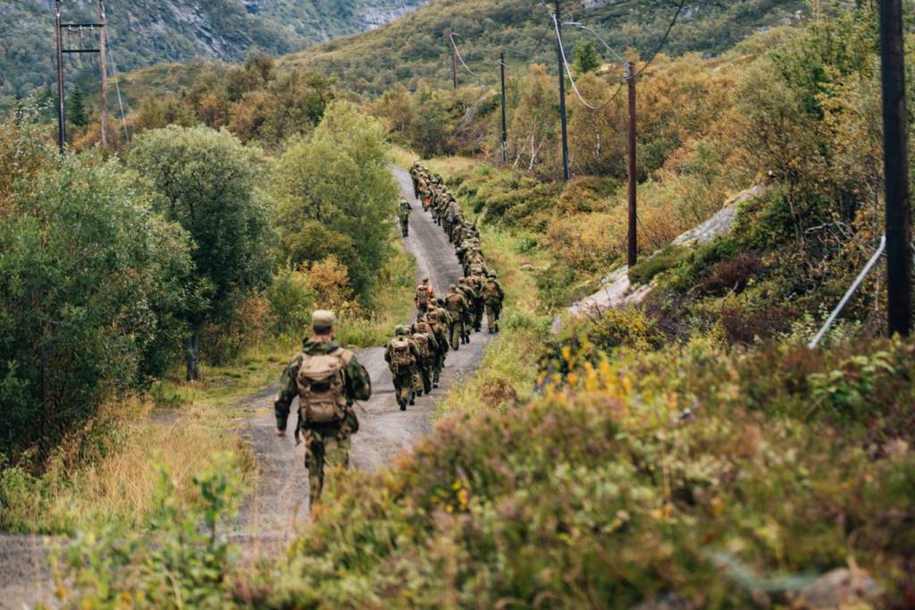 Områdesoldater fra HV-16 gjennomførte et skarpt ildoverfall under øvelse Njård 2018. 