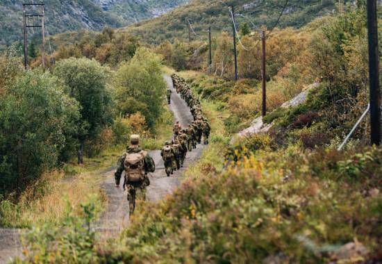 Områdesoldater fra HV-16 gjennomførte et skarpt ildoverfall under øvelse Njård 2018. 