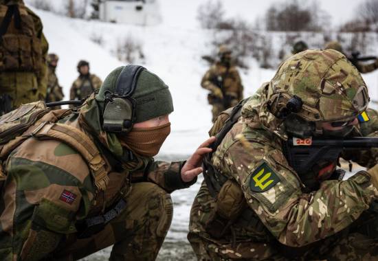 Ukrainske soldater på skytebanen med instruktører fra Heimevernet. Kommunikasjonen foregår hovedsakelig via tolk.