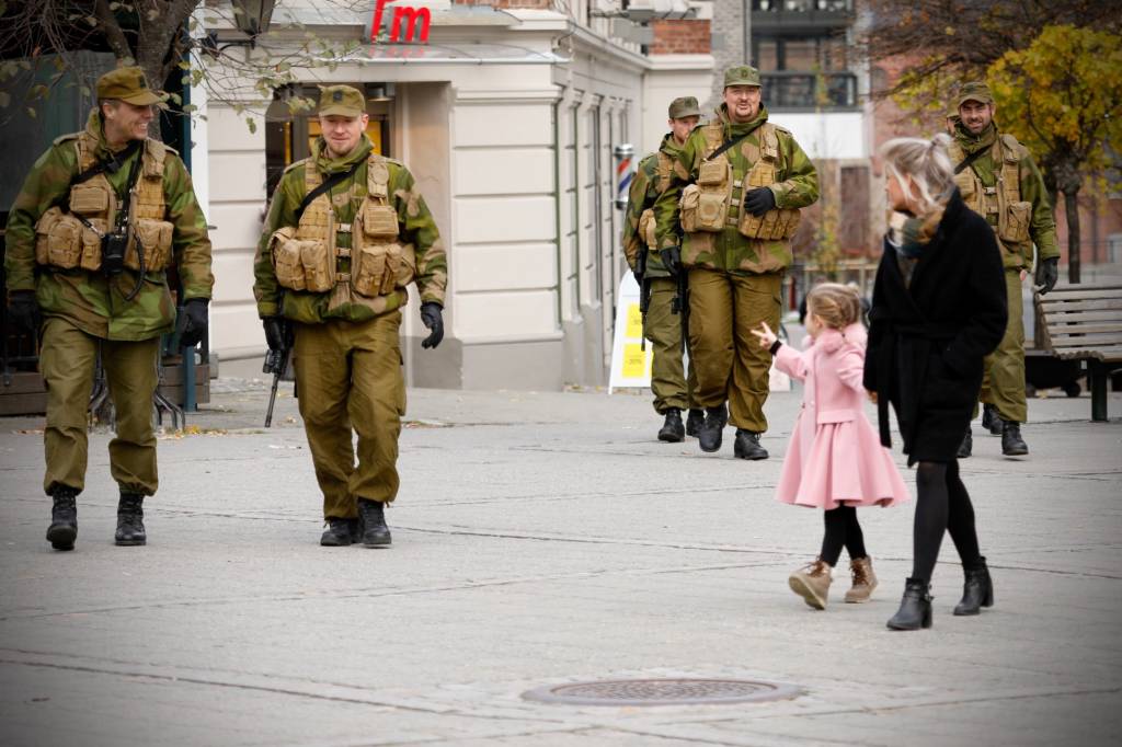 Heimevernsoldater fra HV-03 på sosialpatrulje i Hønefoss sentrum.  HV-03 på sosialpatrulje i Hønefoss sentrum.