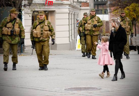 Heimevernsoldater fra HV-03 på sosialpatrulje i Hønefoss sentrum.  HV-03 på sosialpatrulje i Hønefoss sentrum.