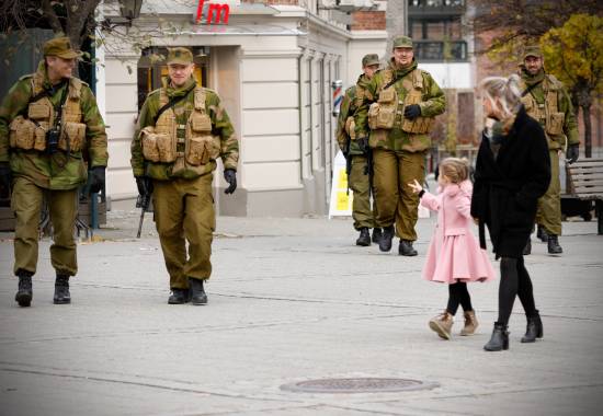 Heimevernsoldater fra HV-03 på sosialpatrulje i Hønefoss sentrum.  HV-03 på sosialpatrulje i Hønefoss sentrum.