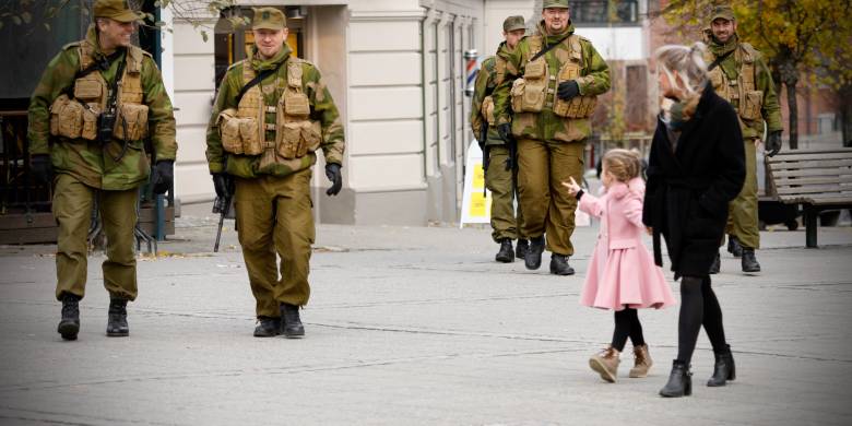 Heimevernsoldater fra HV-03 på sosialpatrulje i Hønefoss sentrum.  HV-03 på sosialpatrulje i Hønefoss sentrum.