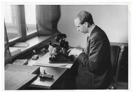 HAUGE: Utover i 1941 ble den militære motstanden organisert i Milorg. Sommeren 1941 godkjente regjeringen Nygaardsvold i London Milorg som en del av det norske Forsvaret. Jens Chritian Hauge ble fort en sentral person i organisasjonen. Etter krigen ble han Forsvarsminister og var med på etableringen av Heimevernet. Under sin periode som forsvarsminister var han med på å forberede Norges tilslutning til NATO i 1949. Plakaten på veggen ble fastsatt juni i 1949.