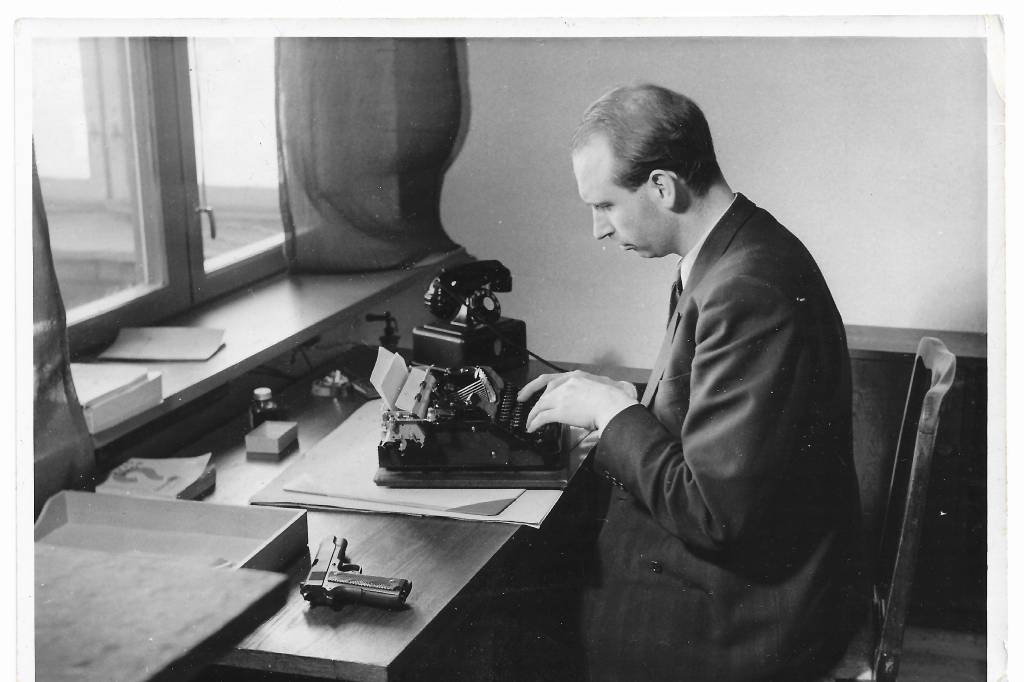 HAUGE: Utover i 1941 ble den militære motstanden organisert i Milorg. Sommeren 1941 godkjente regjeringen Nygaardsvold i London Milorg som en del av det norske Forsvaret. Jens Chritian Hauge ble fort en sentral person i organisasjonen. Etter krigen ble han Forsvarsminister og var med på etableringen av Heimevernet. Under sin periode som forsvarsminister var han med på å forberede Norges tilslutning til NATO i 1949. Plakaten på veggen ble fastsatt juni i 1949.