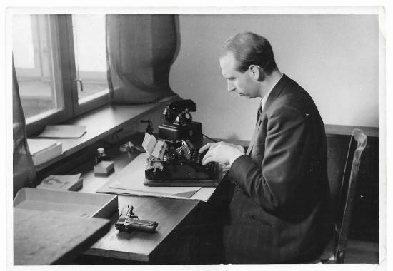 HAUGE: Utover i 1941 ble den militære motstanden organisert i Milorg. Sommeren 1941 godkjente regjeringen Nygaardsvold i London Milorg som en del av det norske Forsvaret. Jens Chritian Hauge ble fort en sentral person i organisasjonen. Etter krigen ble han Forsvarsminister og var med på etableringen av Heimevernet. Under sin periode som forsvarsminister var han med på å forberede Norges tilslutning til NATO i 1949. Plakaten på veggen ble fastsatt juni i 1949.