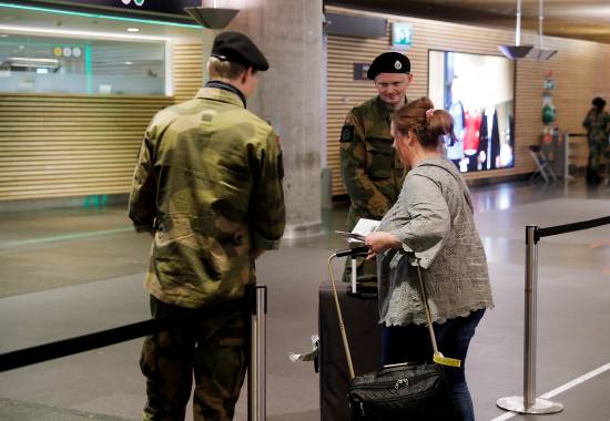 Soldater fra utrykknigs eskadronen til HV-02 støtter det sivile samfunn med forskjellige oppgaver på Gardermoen flyplass i forbindelse med Korona utbruddet