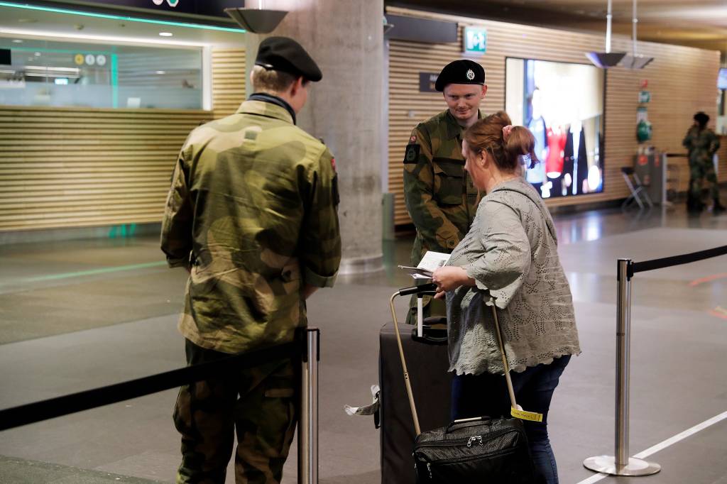 Soldater fra utrykknigs eskadronen til HV-02 støtter det sivile samfunn med forskjellige oppgaver på Gardermoen flyplass i forbindelse med Korona utbruddet
