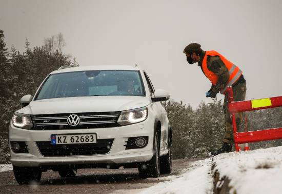 Soldater fra Heimevernet har kontrollerer innreisende fra Sverige, på Støa grenseovergang.