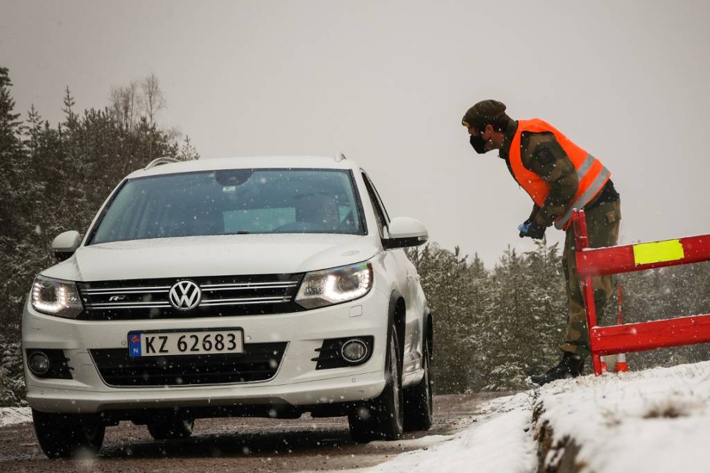 Soldater fra Heimevernet har kontrollerer innreisende fra Sverige, på Støa grenseovergang.