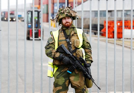 Soldater fra HV-01 har vakthold på Borg havn i Fredrikstad i forbindelse med lossing av Franske militær kjøretøy til vinter øvelsen Cold Response 2022

