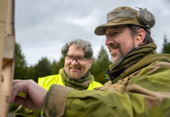 Mikal Ona og Joachim Nilsen på skytebanen.