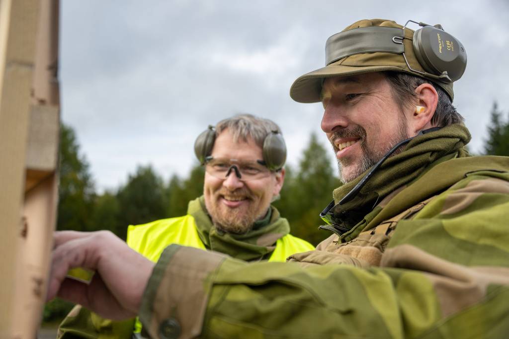 Mikal Ona og Joachim Nilsen på skytebanen.