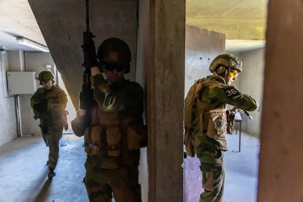 Soldater fra Hæren, Sjøforsvaret, Luftforsvaret og Heimevernet trener på å ta seg inn i bygg under kurs i objektsikring i regi av Forsvarets kompetansesenter for objektsikring.