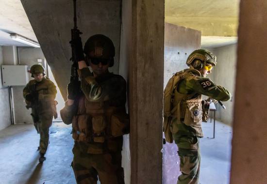 Soldater fra Hæren, Sjøforsvaret, Luftforsvaret og Heimevernet trener på å ta seg inn i bygg under kurs i objektsikring i regi av Forsvarets kompetansesenter for objektsikring.