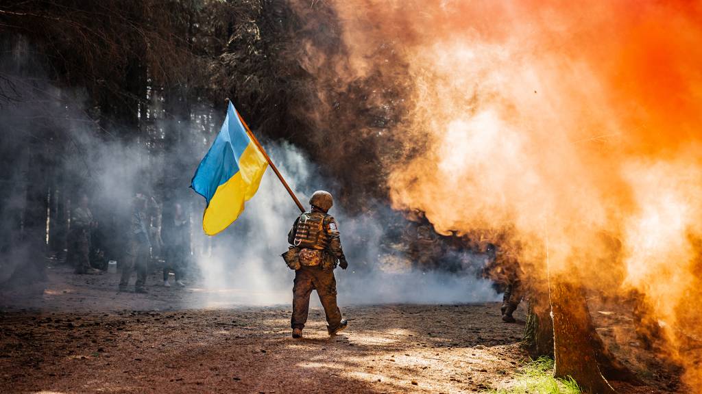 Ukrainske soldater får opptrening av norske instruktører i
Storbritannia i operasjon Interflex. Etter 4 dager med feltøvelse måtte soldatene gjennomføre en mestringsløype som bestod av blant annet gjørmeløype, sanitet, drone- og fiendeangrep. Til slutt fikk de gå gjennom målområdet og ble møtt med flagg, røyk og jubel.