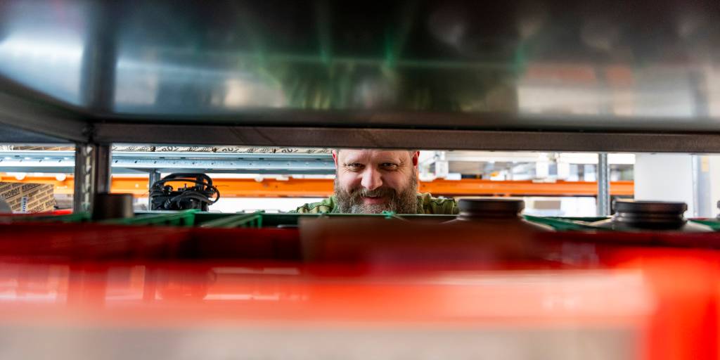 Erik Conradi jobber i et firma som produserer spesialverktøy og er med på å markere Uniform på jobben-dagen 2023.