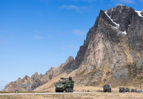 Amerikanske kjøretøy i kolonne under øvelsen Formidable Shield 2025 på Andøya