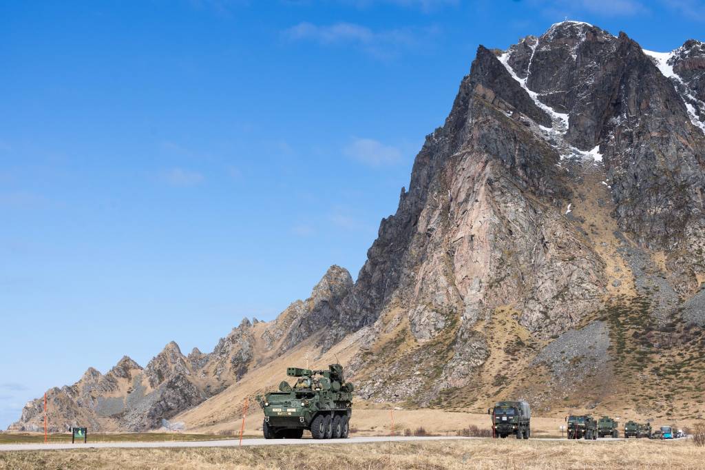 Amerikanske kjøretøy i kolonne under øvelsen Formidable Shield 2025 på Andøya