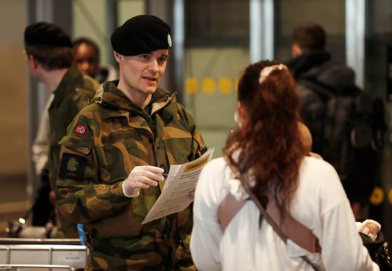 Soldater fra utrykknigs eskadronen til HV-02 støtter det sivile samfunn med forskjellige oppgaver på Gardermoen flyplass i forbindelse med Korona utbruddet