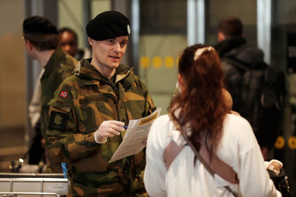 Soldater fra utrykknigs eskadronen til HV-02 støtter det sivile samfunn med forskjellige oppgaver på Gardermoen flyplass i forbindelse med Korona utbruddet