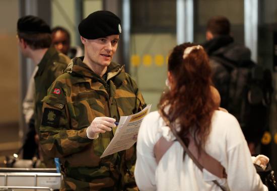 Soldater fra utrykknigs eskadronen til HV-02 støtter det sivile samfunn med forskjellige oppgaver på Gardermoen flyplass i forbindelse med Korona utbruddet