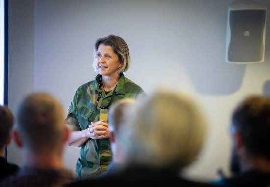 Generalmajor Elisabeth Gifstad Michelsen under Cyberforsvarets HMS-samling på Gardermoen.