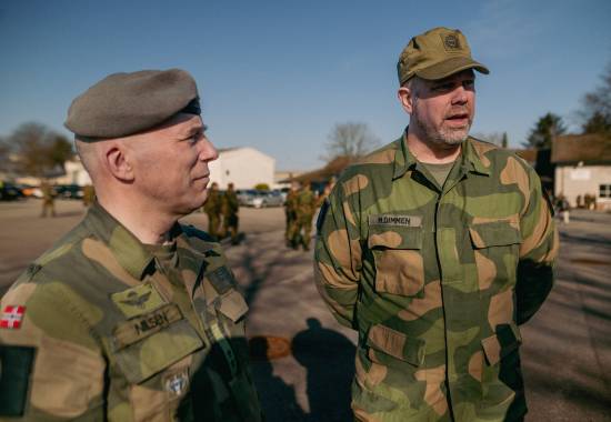 Børge Dimmen i samtale med Sjef HV-08 under avtakking av soldater.