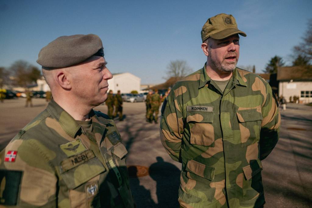 Børge Dimmen i samtale med Sjef HV-08 under avtakking av soldater.