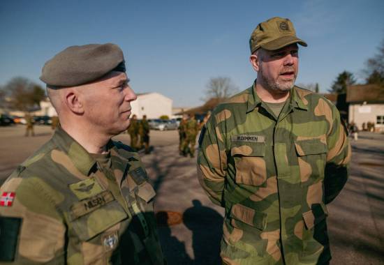 Børge Dimmen i samtale med Sjef HV-08 under avtakking av soldater.