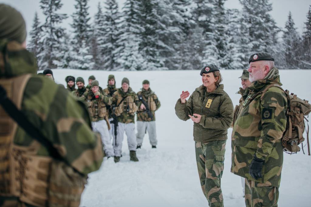 Generalmajor Elisabeth Michelsen, sjef Heimevernet besøker soldater i HV-05.