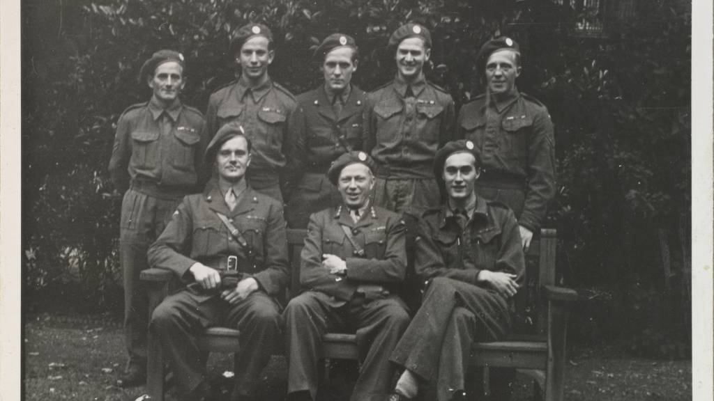 Flere av tungtvannssabotørene fra Gunnerside operasjonen samlet i London sammen med Leif Tronstad. Samtlige er kledd i uniform, fem i engelsk battle uniform og tre i offiser service uniform med Sam Brown belte.  