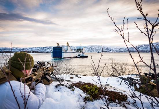 Heimevernets Innsatsstyrker Anklet fra HV-16 og Ida og Lyra fra HV-17 bedriver styrkebeskyttelse av lasteskipet MS Stena Forecaster, som frakter Brigade Nords materiell nordover til Finnmark, under øvelse Joint Viking 2015. // The Home Guard's QRF forces Anklet and Ida og Lyra performs force protection, during winter exercise Joint Viking 2015.